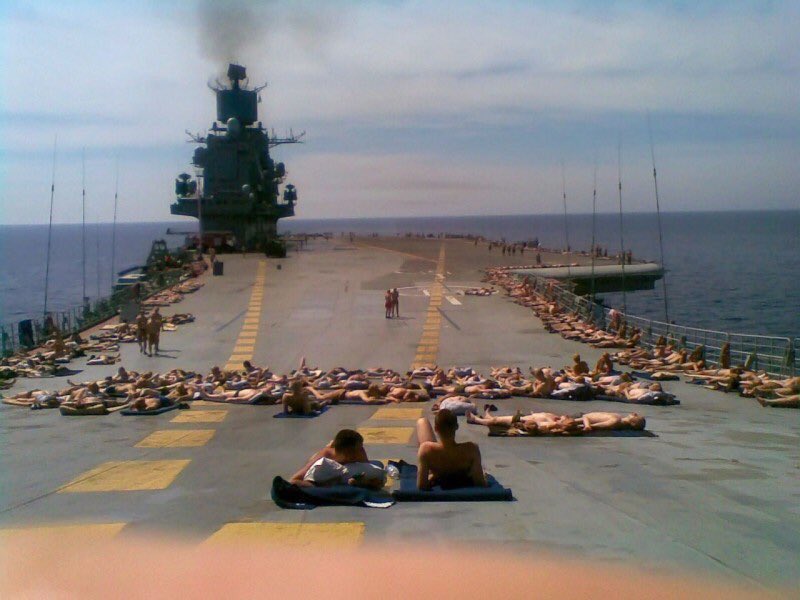 Авіаносець-крейсер ВМФ РФ “Адмірал Кузнецов” під час походу до Сирії.