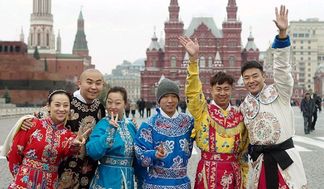 Китайские туристы на Красной площади в Москве