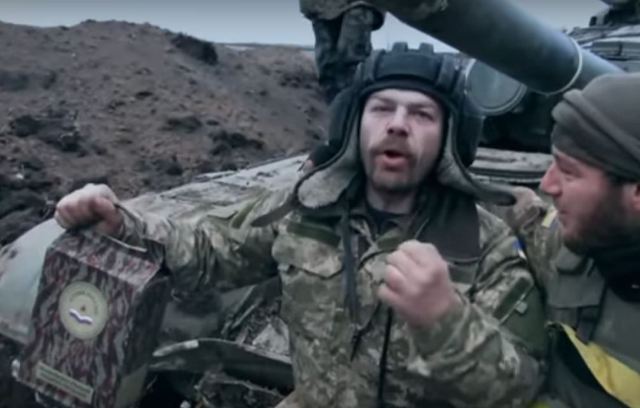 Украинский солдат захватил российский танк и показывает российский сухпайок