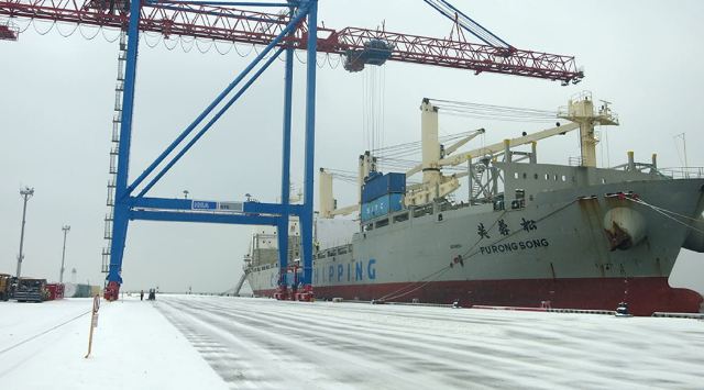 Китайська компанія привезла судном для себе в Україну 2500 тон обладнання для ремонту автодоріг в Україні