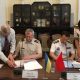 Генерал Микола Садовський підрисує угоду про навчання китайських офіцерів в Україні