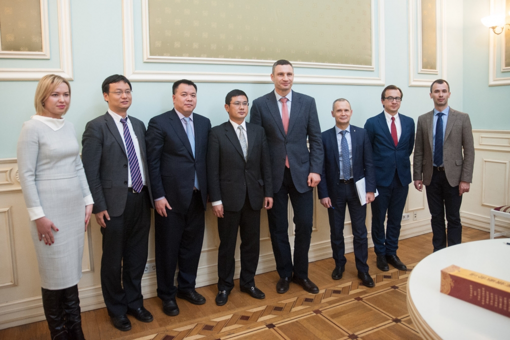 Виталий Кличко с коллегами из КГА и представители китайской кампании CRBC-CCCC
