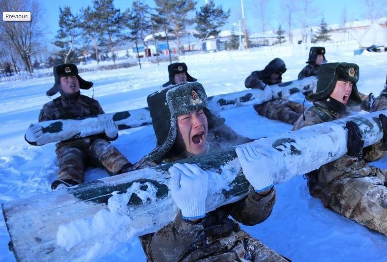 китайские солдаты на занятиях в снегу