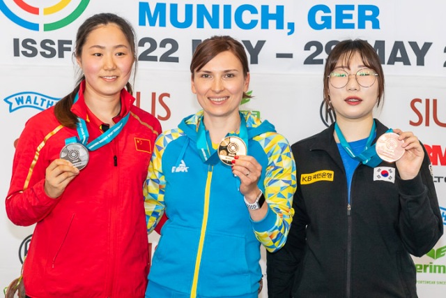 Українка Олена Костевич і китаянка Ванг Цянь перемогли у змаганнях по стрільбі