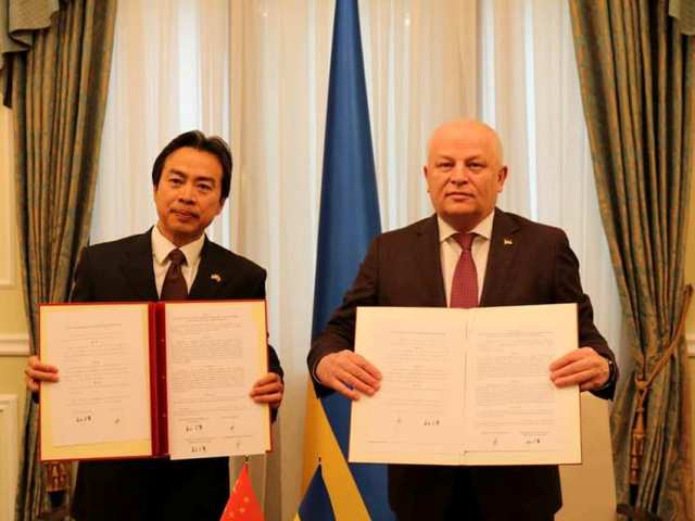 Посол КНР Ду Вей і Степан Кубів - перший віце-премєр України, міністр МЕРТ під час підписання Договора про техніко-економічну допомогу
