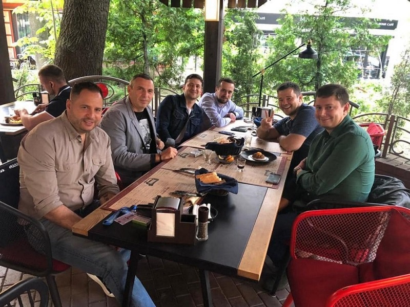Фото newsmir.info у кафе: Президент України Зеленський, Богдан, Ермак и компания в кафе